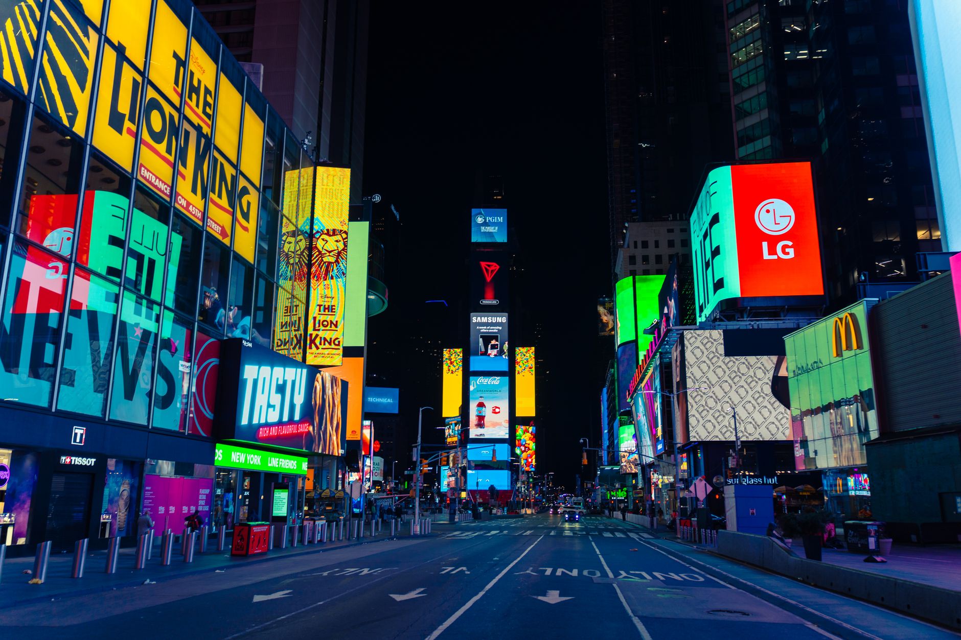 Adaptive Digital Signs - enterprise digital signage